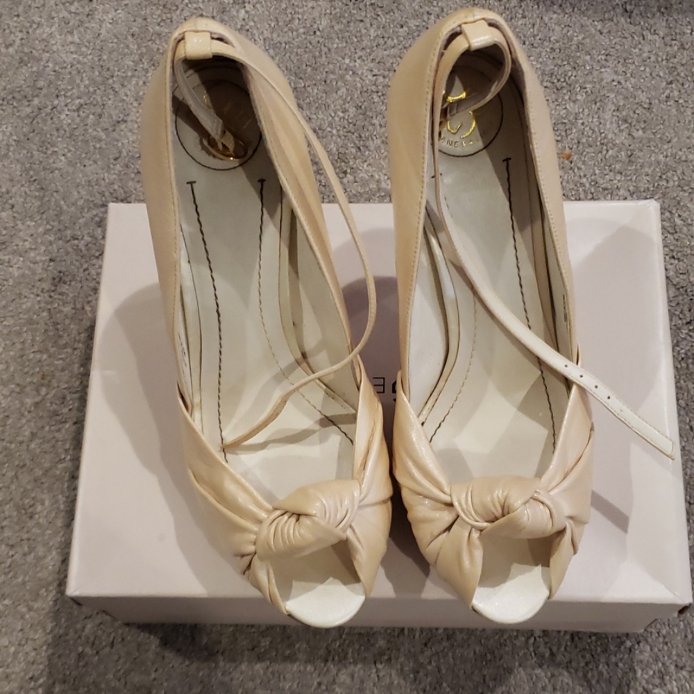BCBG CREAM PEARLIZED PUMPS